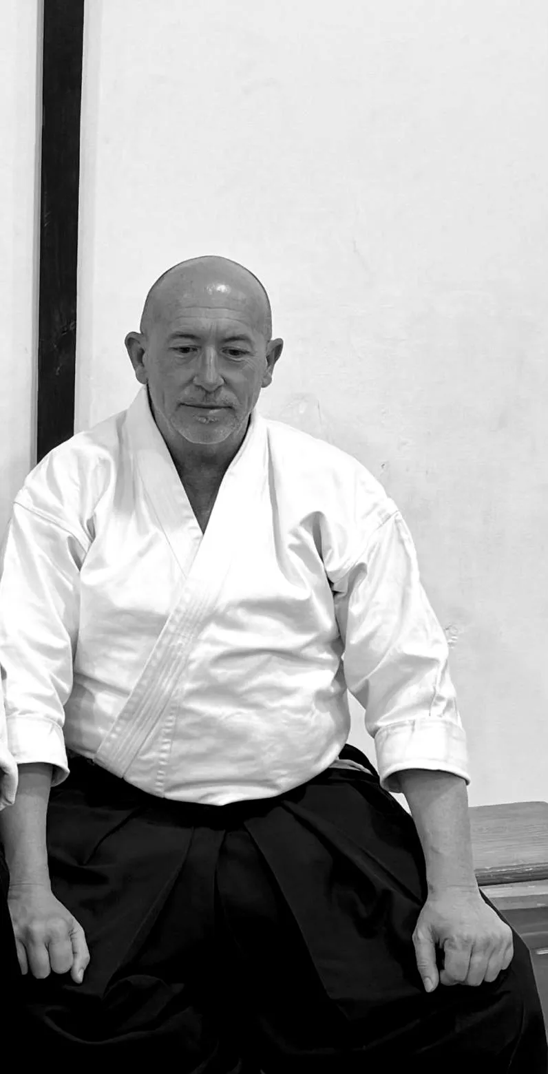 David Escandell con keikogi y hakama, sentado en el tatami
